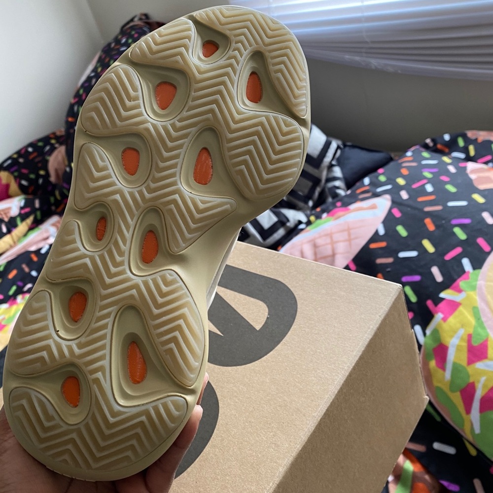Yeezys 700 - Picture 2 of 5